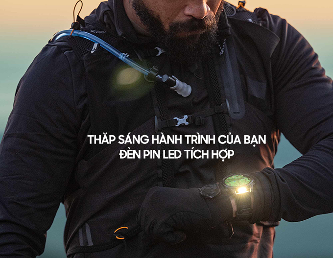 đèn pin trên garmin fenix 8 sapphire
